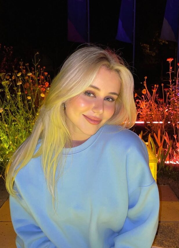 Gina Laitschek OnlyFans, deutsches Model, trägt einen blauen Sweatshirt.








