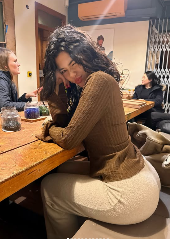 Vanessa Reinhardt in einem Restaurant, in einem sexy braunen Top und beigen Hosen