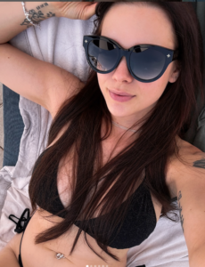 Anne Wünsche: Sexy Brünette MILF, Die Gerne Ungezogen Ist | Onlyfans