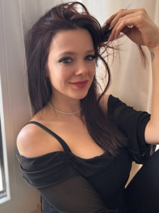 Anne Wünsche: Sexy Brünette MILF, Die Gerne Ungezogen Ist | Onlyfans